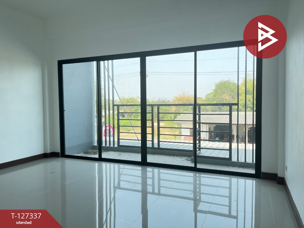 ขายอาคารพาณิชย์ 2 คูหา เนื้อที่ 23.2 ตร.วา ดอนตูม นครปฐม ทำเลดีฯติดถนน 8