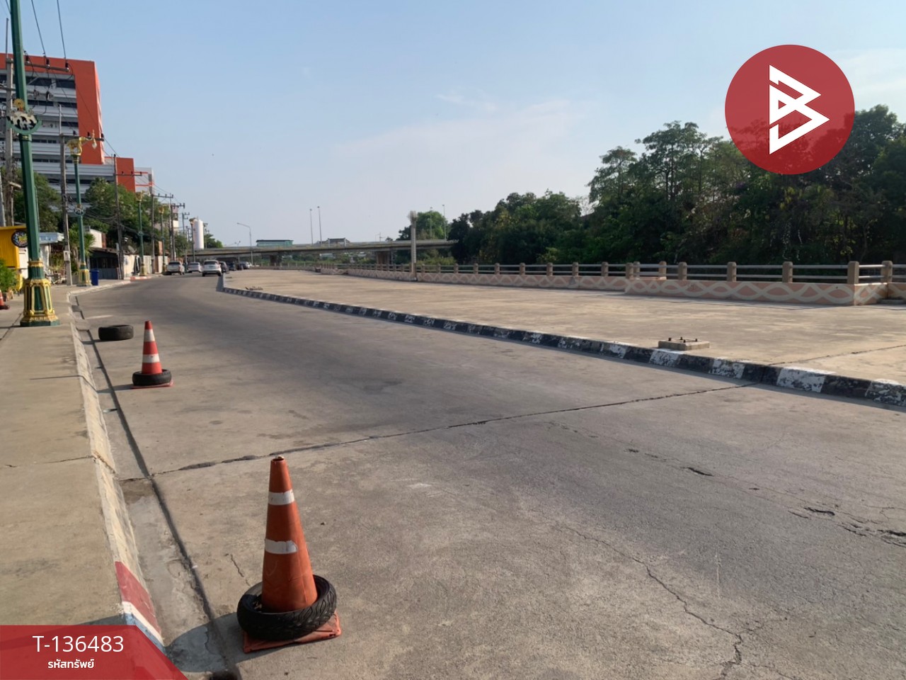 ขายที่ดินพร้อมบ้านไม้ เนื้อที่ 57.7 ตารางวา ทำเลดีติดถนน สุพรรณบุรี 8