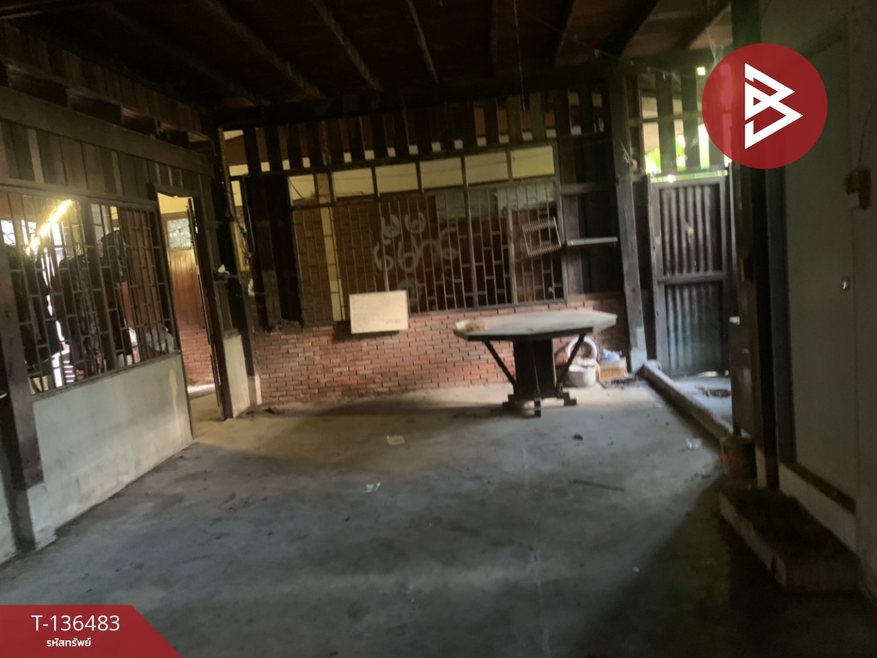 ขายที่ดินพร้อมบ้านไม้ เนื้อที่ 57.7 ตารางวา ทำเลดีติดถนน สุพรรณบุรี 5