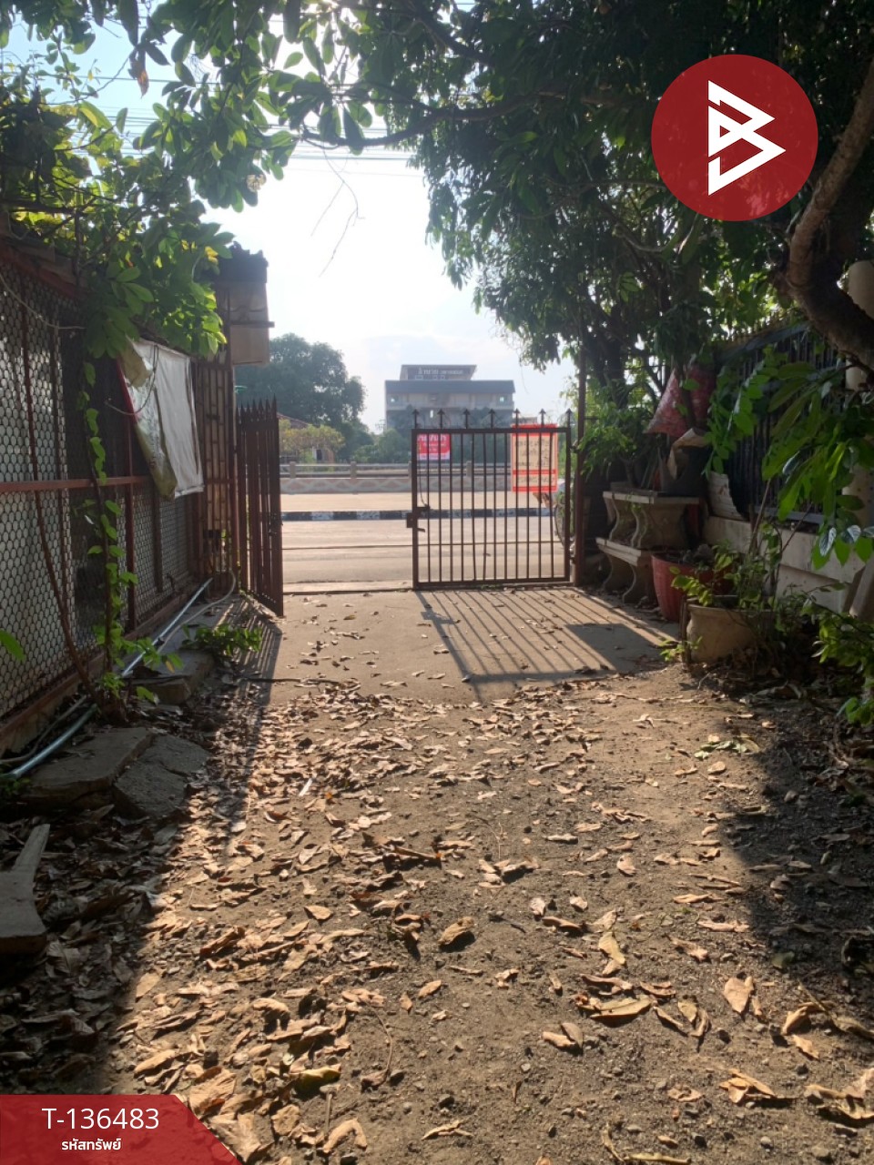 ขายที่ดินพร้อมบ้านไม้ เนื้อที่ 57.7 ตารางวา ทำเลดีติดถนน สุพรรณบุรี 2