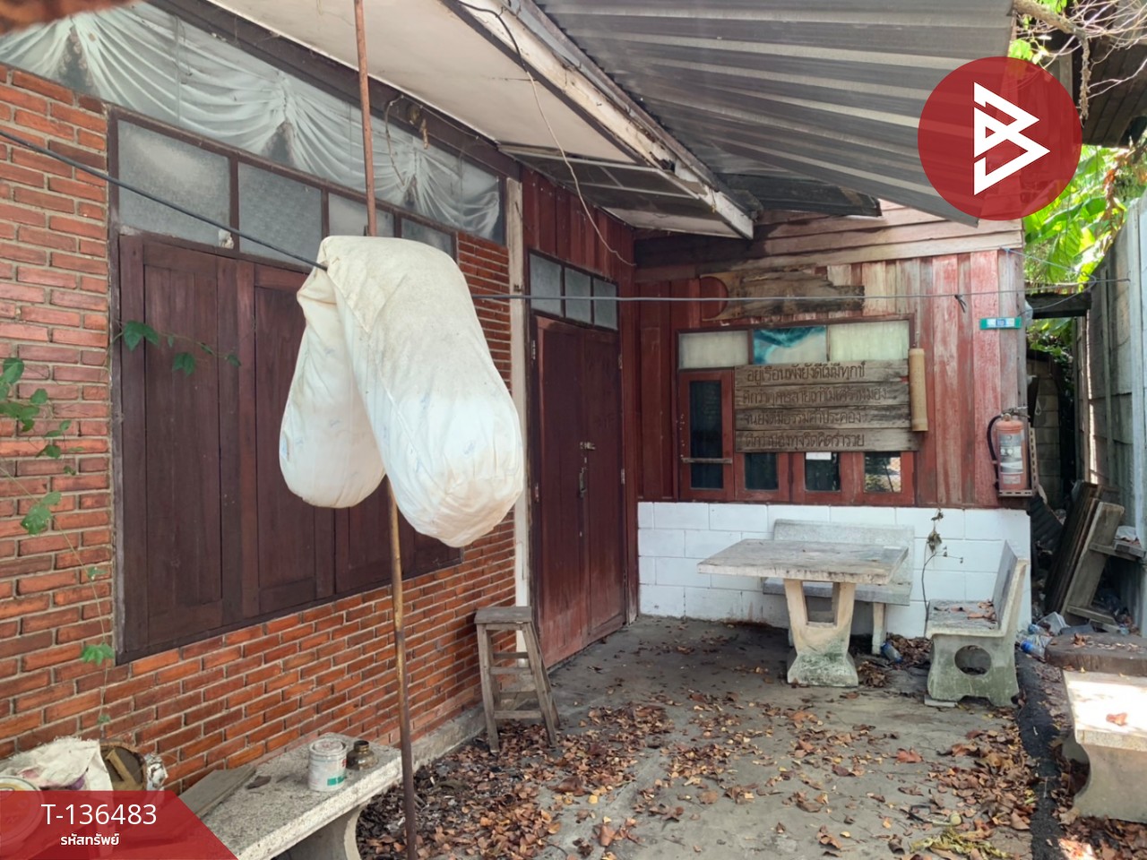 ขายที่ดินพร้อมบ้านไม้ เนื้อที่ 57.7 ตารางวา ทำเลดีติดถนน สุพรรณบุรี 3