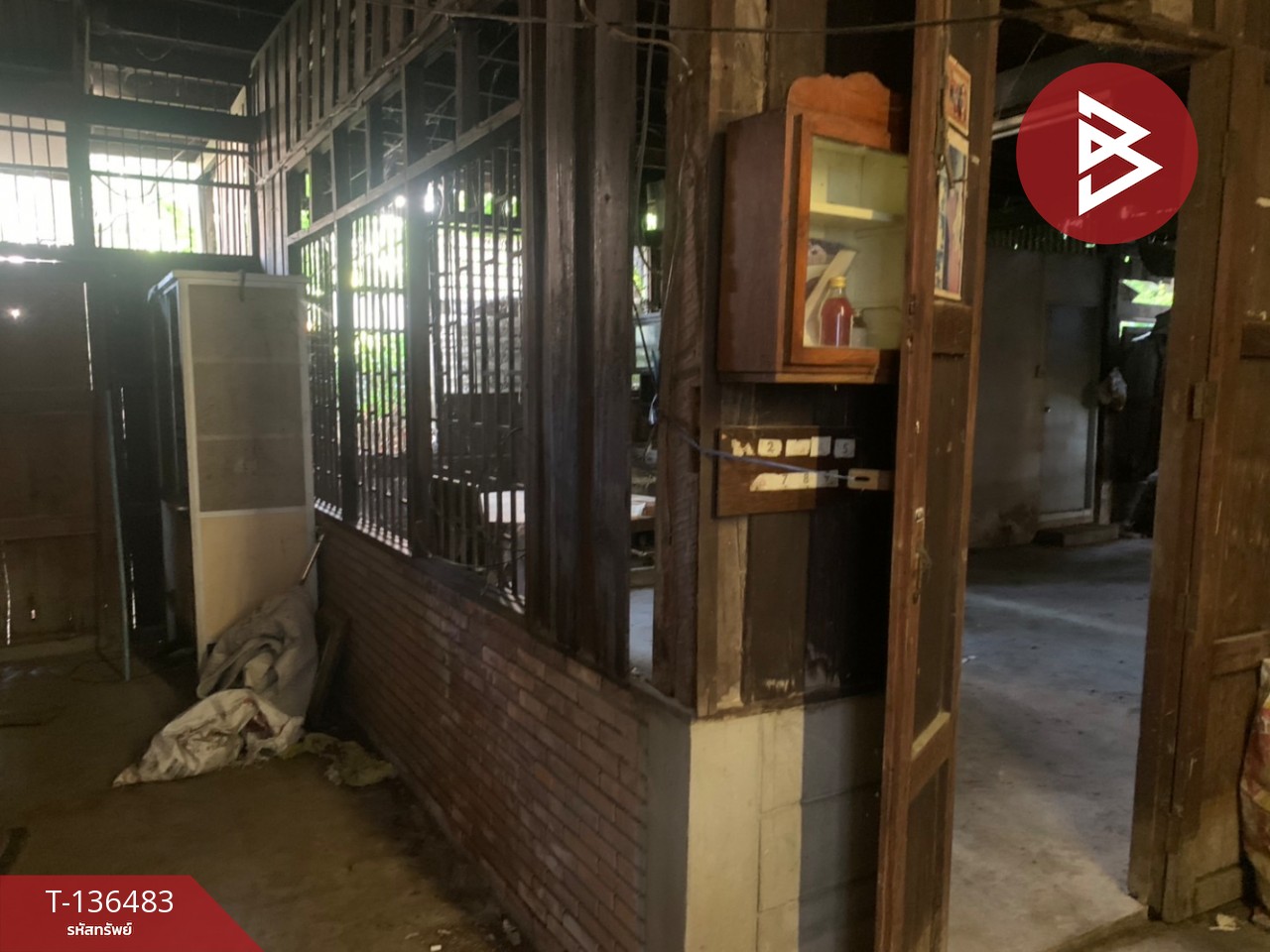 ขายที่ดินพร้อมบ้านไม้ เนื้อที่ 57.7 ตารางวา ทำเลดีติดถนน สุพรรณบุรี 4