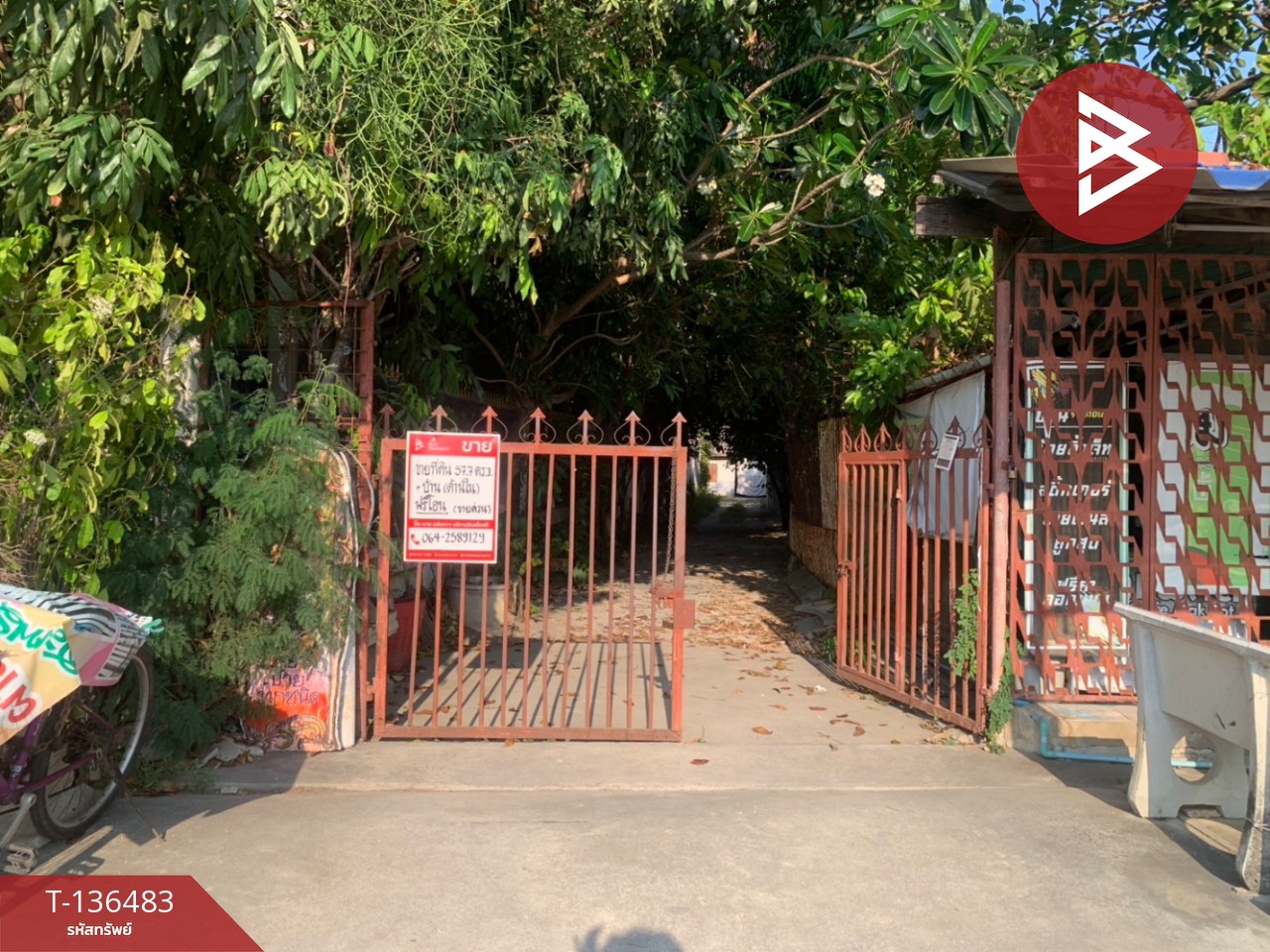 ขายที่ดินพร้อมบ้านไม้ เนื้อที่ 57.7 ตารางวา ทำเลดีติดถนน สุพรรณบุรี 7