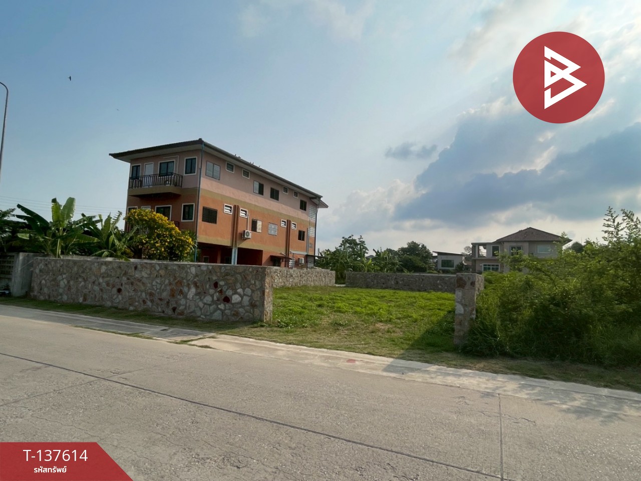 ขายที่ดินถมแล้ว พร้อมกำแพงหิน เนื้อที่ 122.8 ตร.วา เชิงเนิน ระยอง ทำเลดี 5