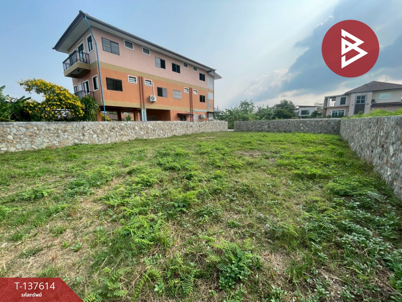 ขายที่ดินถมแล้ว พร้อมกำแพงหิน เนื้อที่ 122.8 ตร.วา เชิงเนิน ระยอง ทำเลดี 8