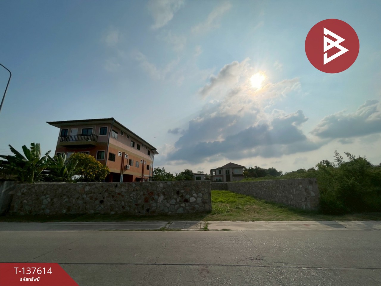 ขายที่ดินถมแล้ว พร้อมกำแพงหิน เนื้อที่ 122.8 ตร.วา เชิงเนิน ระยอง ทำเลดี 7