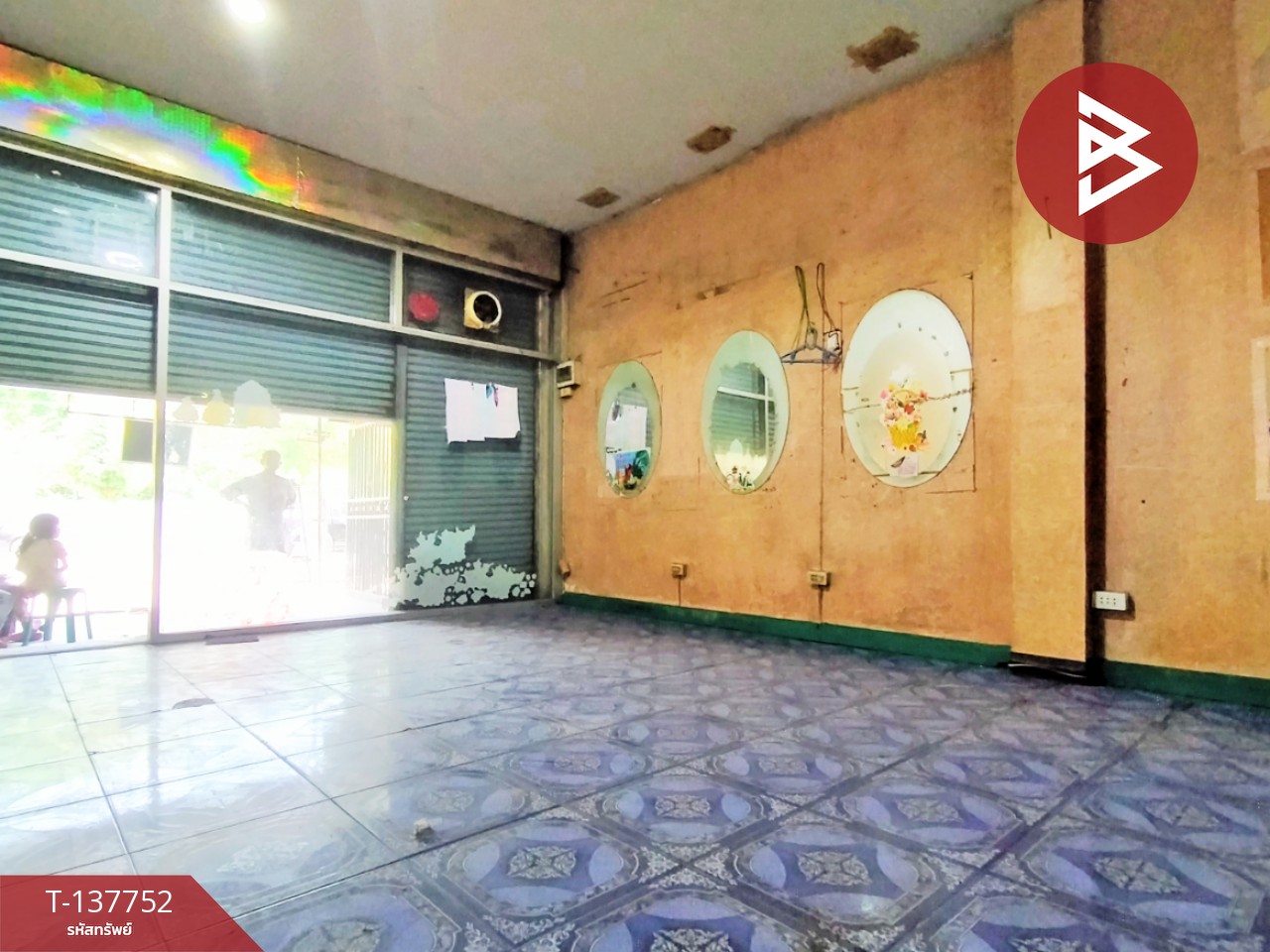 ขายด่วนอาคารพาณิชย์ 4 ชั้น เนื้อที่ 23.5 ตร.วา สมุทรสาคร ติดถนนหน้าหมู่บ้านจิตราเพลส 5